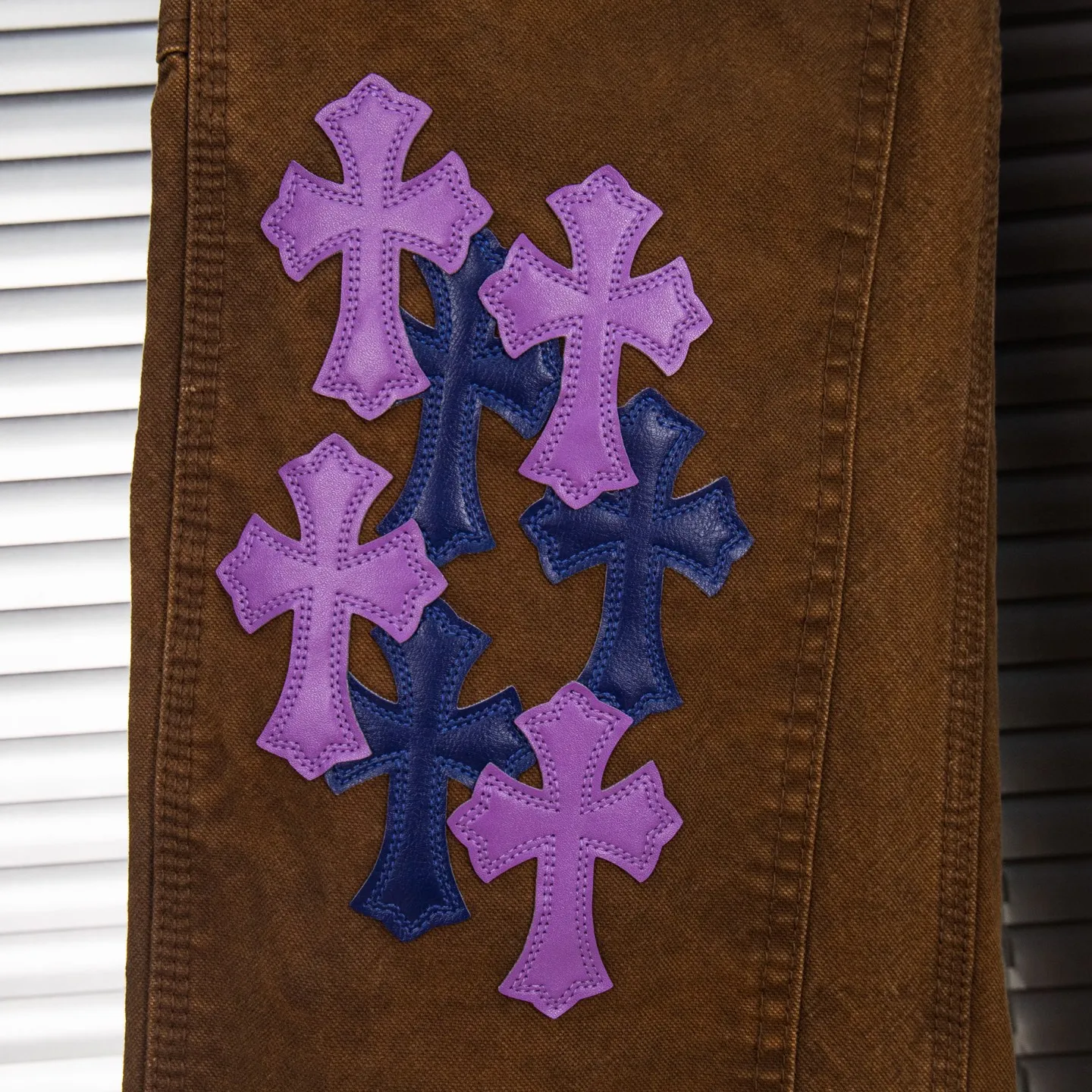 P290 Chrome Hearts Chrome Hearts brown logging purple multi-leather jeans Multi-leather standard work jeans pants CH jeans need to be washed and then disassembled and hand-stitched with sheepskin cross leather and then spliced to complete. The whole process is too complicated to explain. About Chrome Hearts This is an extremely luxurious fashion brand that can also be called the nobility of the high street. It has always been an exclusive brand for some hipsters or rich second generations. Compared with ordinary high streets, it is more luxurious and noble. Compared with luxury brands, it has a more fashionable personality. It has always been a brand that I have a special liking for. Style number: 1786# Color: Brown Size: 28 30 32 34 36